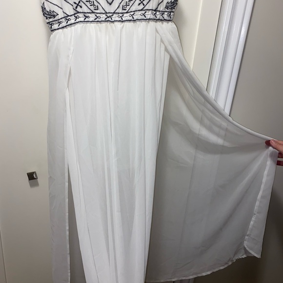 White flowy dress with two slits - Picture 9 of 10
